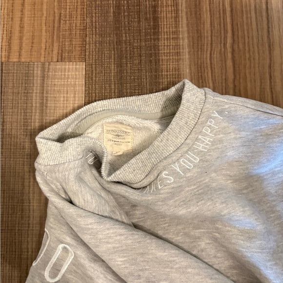 Sun-kissed Coconut Crewneck - Picture 4 of 4